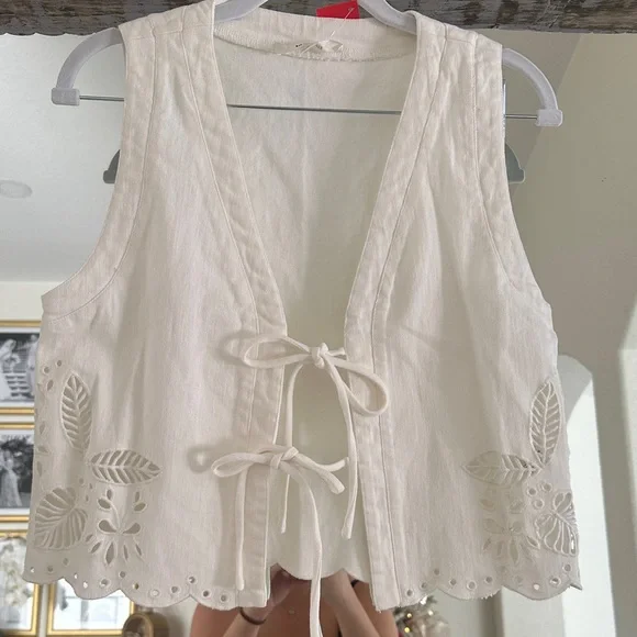 Elegant Cream Sleeveless Women's Blouse - Picture 2 of 5